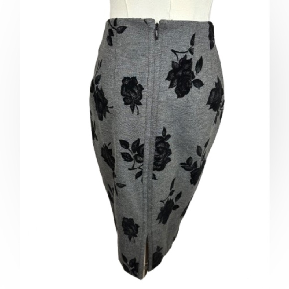 White House Black Market Gray Pencil Skirt with Black Floral Appliqué Size 00 - Picture 3 of 5